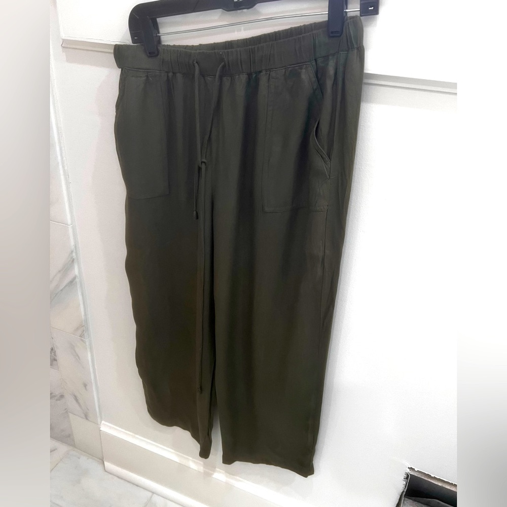 BURU olive green drawstring cargo cropped pants.
